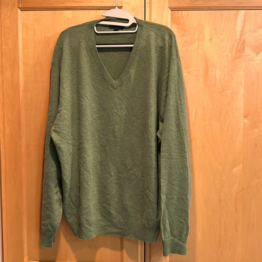 Club Room estate cashmere V-Neck Sweater. Size XL, Olive color